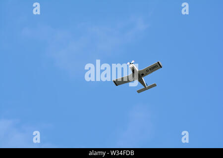 Vol d'un avion sur la mer Baltique Banque D'Images