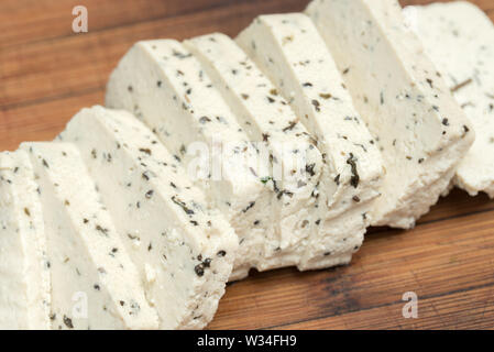 Tranches de tofu aux herbes on cutting board Banque D'Images