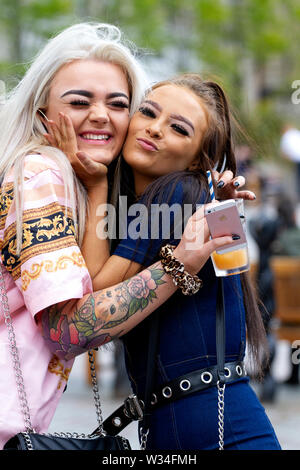 Tayside, Dundee, Ecosse, Royaume-Uni. 12 juillet, 2019. Météo France : debout à côté de l'autre bras Desperate Dan statue à Dundee Banque D'Images