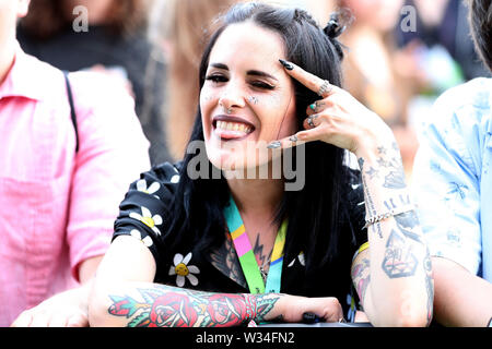 11 juillet 2019 - Lisbonne, Portugal - Un ventilateur pose pour une photo lors de la NOS vivants 2019 music festival à Lisbonne, Portugal, le 11 juillet 2019. Le NOS vivants music festival aura lieu du 11 juillet au 13 juillet 2019 avec la cure, Vampire Weekend et les Smashing Pumpkins comme têtes. (Crédit Image : © Pedro Fiuza/Zuma sur le fil) Banque D'Images