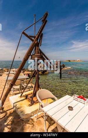 Malia, Crète, Grèce - 18 mai 2019. Un vieux morceau de machines sur la plage de Malia Banque D'Images