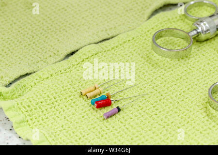 Préparation des instruments chirurgicaux. Vue rapprochée de l'endodontie stérile professionnel des fichiers et des alésoirs - instruments chirurgicaux utilisés par les dentistes Banque D'Images