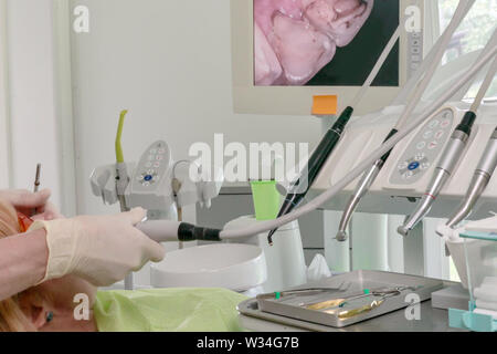 La caméra intrabuccale est un appareil électronique de poche pour aider le dentiste voir toutes les surfaces de la bouche, des dents et des gencives. Le dispositif électronique Banque D'Images