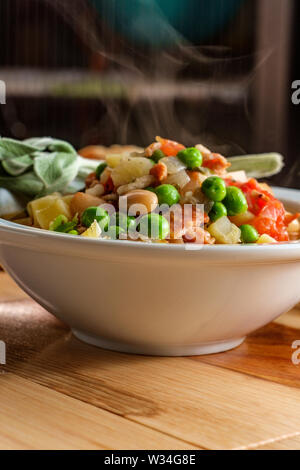 Soupe minestrone italien copieux avec saucisse et pâtes ditalini Banque D'Images