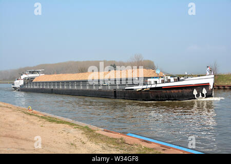 Le cargo le Mittelland canal près de Magdeburg Banque D'Images