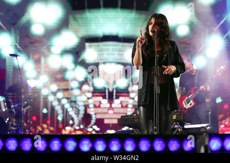 Lisbonne, Portugal. 11 juillet, 2019. Singer Sharon Van Etten effectue pendant le NOS vivants festival de musique 2019 à Lisbonne, Portugal, le 11 juillet 2019. Le festival se déroulera du 11 juillet au 13 juillet. Crédit : Pedro Fiuza/Xinhua/Alamy Live News Banque D'Images