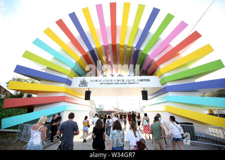 Lisbonne, Portugal. 11 juillet, 2019. Les festivaliers se préparent à assister à la NOS vivants 2019 music festival à Lisbonne, Portugal, le 11 juillet 2019. Le festival se déroulera du 11 juillet au 13 juillet. Crédit : Pedro Fiuza/Xinhua/Alamy Live News Banque D'Images