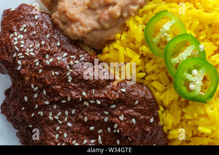 Mexican mole poblano poulet avec riz et haricots refrits Banque D'Images