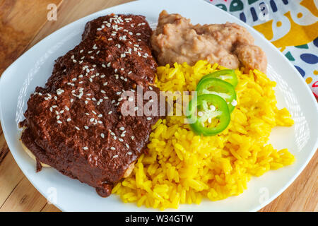 Mexican mole poblano poulet avec riz et haricots refrits Banque D'Images