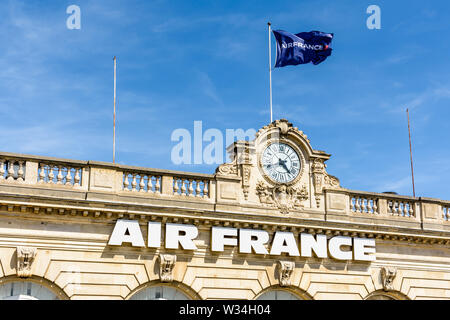 L'Air France signe est apposée sur la façade de l'aérogare des Invalides, d'une ancienne gare à Paris, France. Banque D'Images