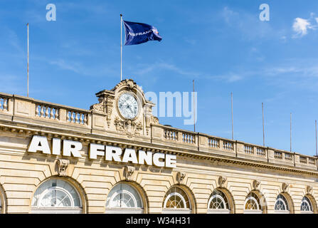 L'Air France signe est apposée sur la façade de l'aérogare des Invalides, d'une ancienne gare à Paris, France. Banque D'Images