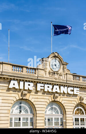 L'Air France signe est apposée sur la façade de l'aérogare des Invalides, d'une ancienne gare à Paris, France. Banque D'Images