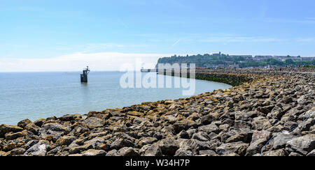 Grand brise-lames en pierre, situé à la baie de Cardiff, Pays de Galles du Sud. La journée est ensoleillé et lumineux. Le brise-lames sépare le canal de Bristol à partir de Cardiff Banque D'Images