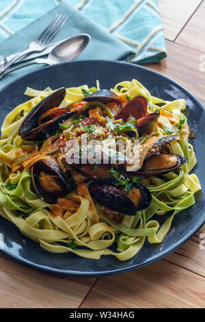 Fruits de mer-shell sur les moules marinière plat de fruits de mer italiens avec tagliatelle Banque D'Images