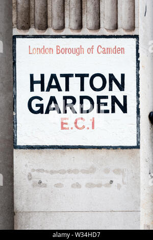 Hatton Garden rue peint sign in London Borough of Camden CE1 Banque D'Images