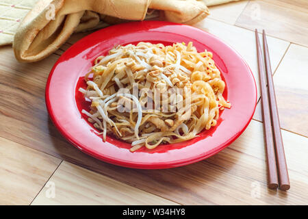 Cuisine authentique pad thaï avec chickem riz nouilles de tofu fumé fèves germées et arachides Banque D'Images