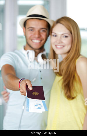 Couple holding passeport et billets Banque D'Images