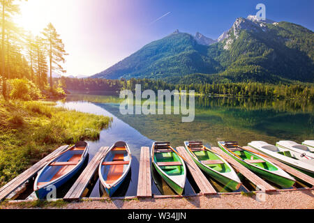 Bateaux colorés sur le lac Hintersee à Berchtesgaden paysage alpin lever du soleil sur la Bavière, région d'Allemagne Banque D'Images