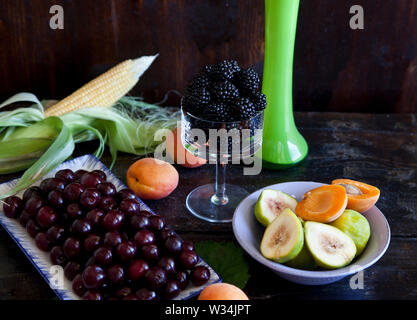 Fruits frais ... table pleine de vitamines Banque D'Images