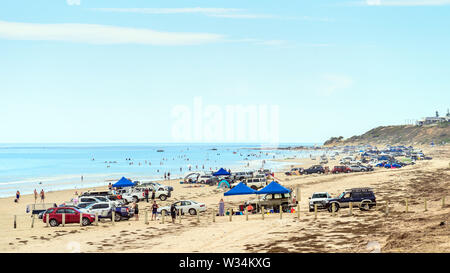 Adelaide, Australie - Février 17, 2019 : Aldinga (Australie-Méridionale) dur sur la plage entièrement emballé avec les gens et les voitures sur un été chaud week-end Banque D'Images