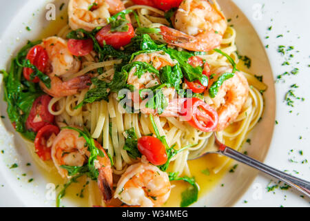 Crevettes italien avec des linguine Gamberoni Aglio e olio Banque D'Images