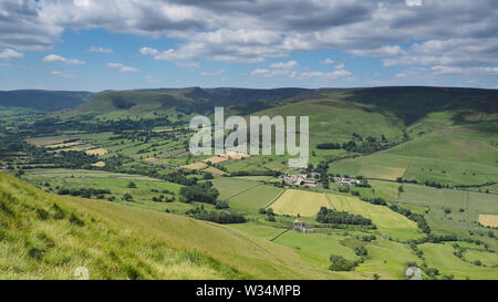 Vue sur la vallée et Kinder Edale plateau Scout avec des nuages blancs et ciel bleu, Peak District, UK Banque D'Images