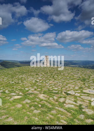 Point de triangulation sur Mam Tor surplombant la vallée de Edale avec des nuages blancs, Peak District, UK Banque D'Images