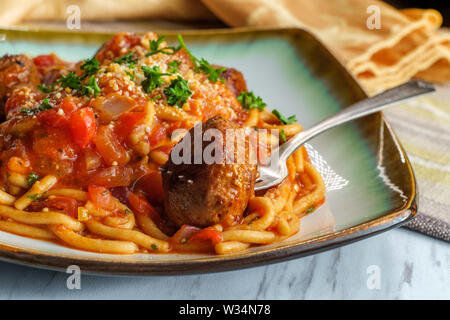 Spaghetti et boulettes de viande italienne faits maison garni de tranches de fromage parmesan et les feuilles de persil Banque D'Images