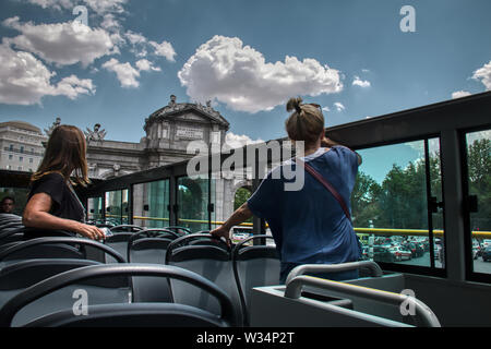 Madrid, Espagne - 21 juin 2019 : les touristes visitant Madrid, capitale de l'Espagne, dans un bus singhseeing Banque D'Images