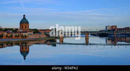 Vue sur Cathédrale et St-Pierre pont traversant la Garonne tôt le matin avec reflet dans la rivière. Vue du milieu de la rivière Banque D'Images