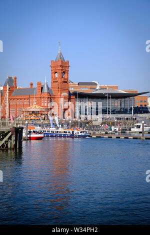 Bâtiment de l'Assemblée nationale galloise Le Senedd & Pier House Cardiff Bay Cardiff au Pays de Galles Banque D'Images