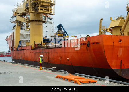 Normand Clipper l'accostage et mettre à terre plate-forme pétrolière désaffectée ferraille de plates-formes pétrolières en mer du Nord à l'Ecosse Shetland Lerwick Banque D'Images