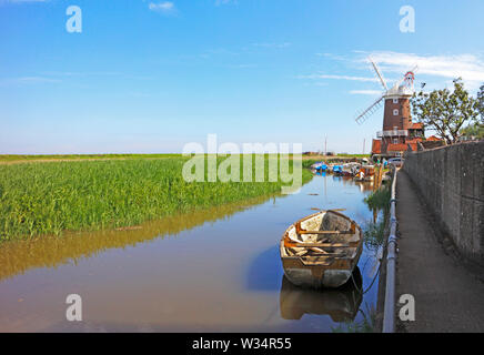 Une vue sur le port par le moulin sur la côte nord du comté de Norfolk à Claj-next-the-Sea, Norfolk, Angleterre, Royaume-Uni, Europe. Banque D'Images