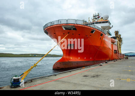 Normand Clipper l'accostage et mettre à terre plate-forme pétrolière désaffectée ferraille de plates-formes pétrolières en mer du Nord à l'Ecosse Shetland Lerwick Banque D'Images