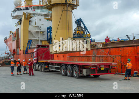 Normand Clipper l'accostage et mettre à terre plate-forme pétrolière désaffectée ferraille de plates-formes pétrolières en mer du Nord à l'Ecosse Shetland Lerwick Banque D'Images