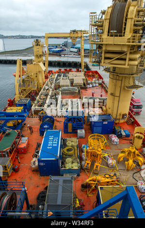 Normand Clipper l'accostage et mettre à terre plate-forme pétrolière désaffectée ferraille de plates-formes pétrolières en mer du Nord à l'Ecosse Shetland Lerwick Banque D'Images