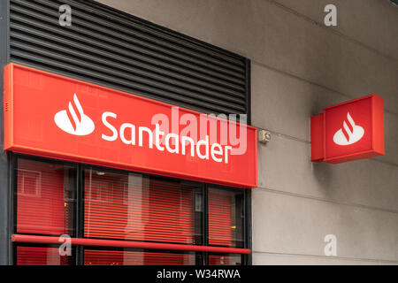 Coruna, Espagne ; 01 juillet 2019 : la Banque Santander signe sur la façade de l'immeuble. Banco Santander est l'un des plus grandes banques d'Espagne Banque D'Images