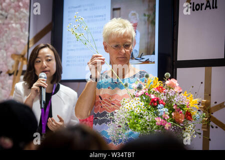 Kunming, province chinoise du Yunnan. 12 juillet, 2019. Un invité organise des fleurs au cours de la 20e International Kunming Expo Fleurs de Chine à Kunming International Dianchi Convention and Exhibition Centre à Kunming, capitale du sud-ouest de la province chinoise du Yunnan, le 12 juillet 2019. Plus de 400 exposants de 19 pays assistent à l'expo qui a donné le coup d'ici vendredi. Credit : Hu Chao/Xinhua/Alamy Live News Banque D'Images