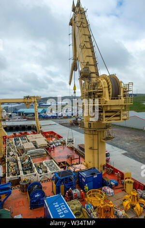 Normand Clipper l'accostage et mettre à terre plate-forme pétrolière désaffectée ferraille de plates-formes pétrolières en mer du Nord à l'Ecosse Shetland Lerwick Banque D'Images