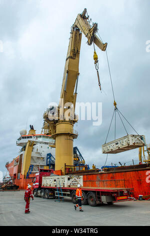 Normand Clipper l'accostage et mettre à terre plate-forme pétrolière désaffectée ferraille de plates-formes pétrolières en mer du Nord à l'Ecosse Shetland Lerwick Banque D'Images