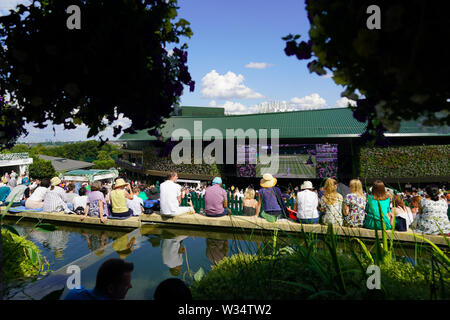 Une vue générale de spectateurs regardant le court central de l'action Murray Mound au jour 11 de l'de Wimbledon à l'All England Lawn Tennis et croquet Club, Wimbledon. Banque D'Images