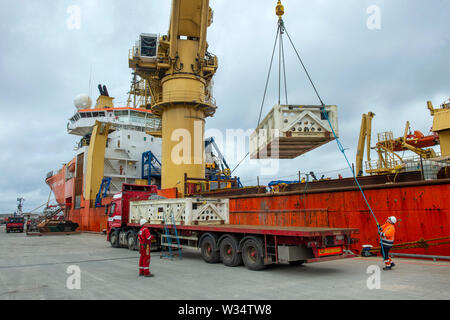 Normand Clipper l'accostage et mettre à terre plate-forme pétrolière désaffectée ferraille de plates-formes pétrolières en mer du Nord à l'Ecosse Shetland Lerwick Banque D'Images