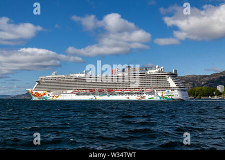 Grand navire de croisière Norwegian Getaway en partant du port de Bergen, Norvège. Passant de la péninsule Nordnes. Banque D'Images