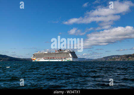 Grand navire de croisière Norwegian Getaway à Byfjorden, au départ du port de Bergen, Norvège. Banque D'Images