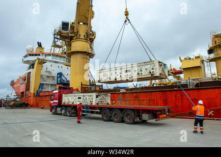 Normand Clipper l'accostage et mettre à terre plate-forme pétrolière désaffectée ferraille de plates-formes pétrolières en mer du Nord à l'Ecosse Shetland Lerwick Banque D'Images