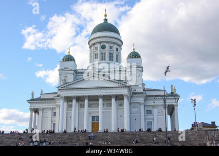 Vue depuis la place du Sénat à Helsinki en haut des escaliers de la cathédrale d'Helsinki | Cathédrale d'Helsinki est un monument, avec sa grande coupole verte, surroun Banque D'Images