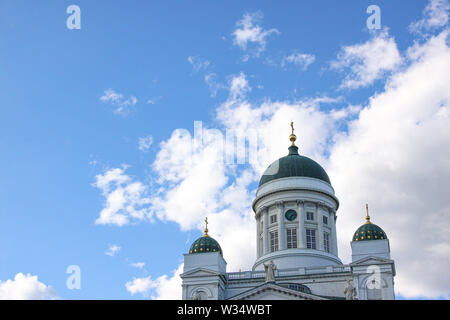 Haut de la cathédrale d'Helsinki entouré par les nuages en été | Cathédrale d'Helsinki est un monument, avec sa grande coupole verte, entourée de f Banque D'Images