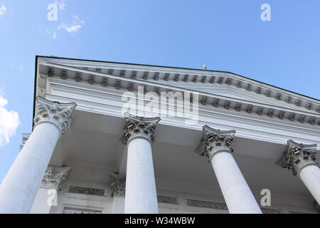 Colonnes à l'extérieur de la cathédrale d'Helsinki avec des nuages dans le contexte | Cathédrale d'Helsinki est un monument, avec sa grande coupole verte, s Banque D'Images