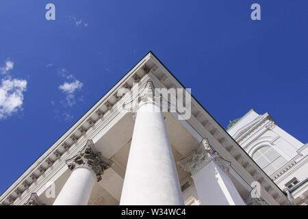 Colonnes à l'extérieur de la cathédrale d'Helsinki avec des nuages dans le contexte | Cathédrale d'Helsinki est un monument, avec sa grande coupole verte, s Banque D'Images