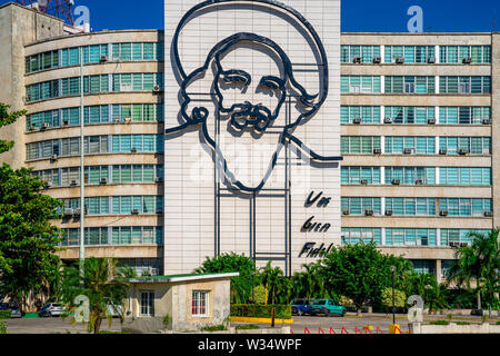 La Havane, Cuba - le 4 janvier 2019 : Plaza de la Revolución ou Place de la révolution qui inclut la murale de l'emblématique Camilo Cienfuegos Gorriarán. Banque D'Images